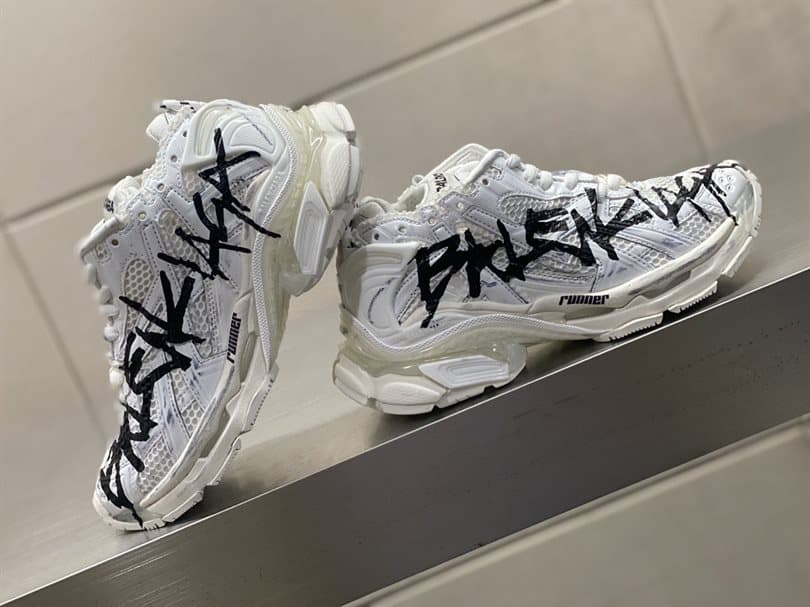 BALENCIAGA MEN’S RUNNER GRAFFITI TRAINERS – BB218 - 图片 2