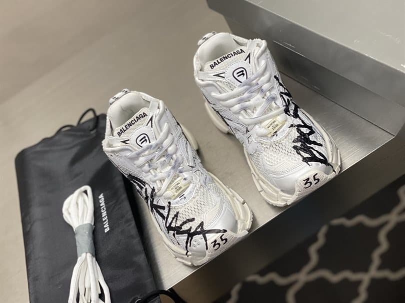BALENCIAGA MEN’S RUNNER GRAFFITI TRAINERS – BB218 - 图片 3