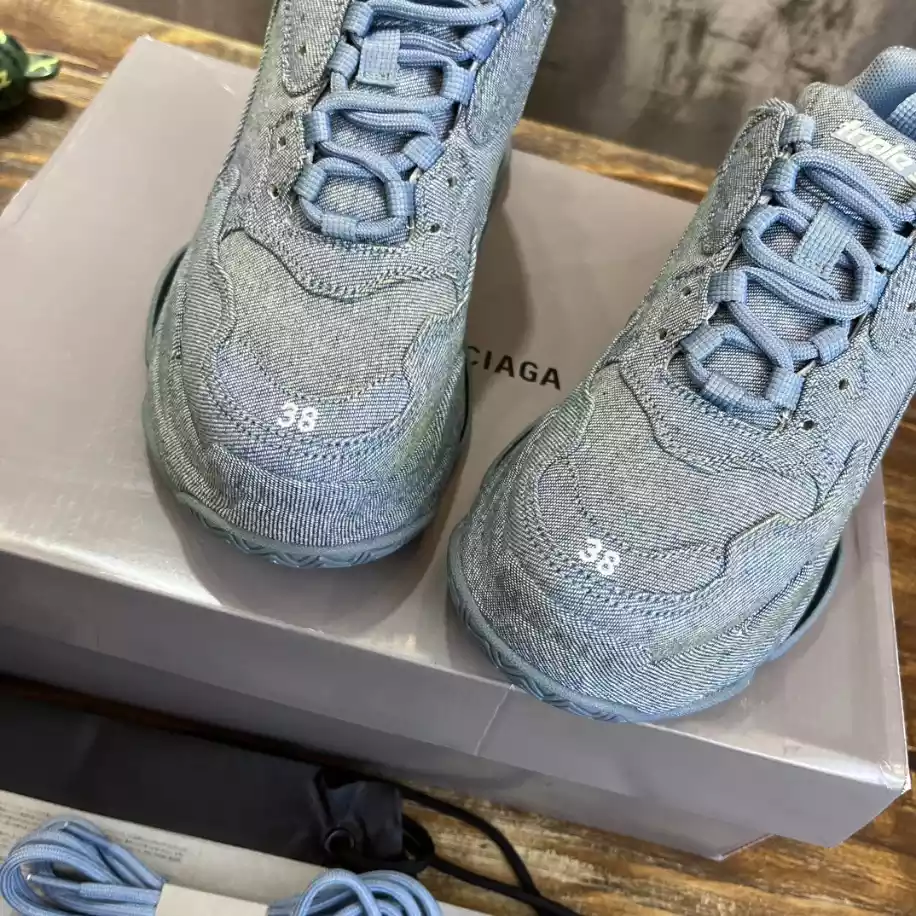 BALENCIAGA WOMEN’S TRIPLE S SNEAKER DENIM IN BLUE – BB255 - 图片 5