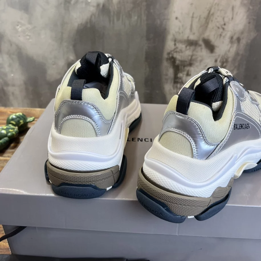 BALENCIAGA WOMEN’S TRIPLE S SNEAKER IN BLACK/WHITE/SILVER – BB256 - 图片 3