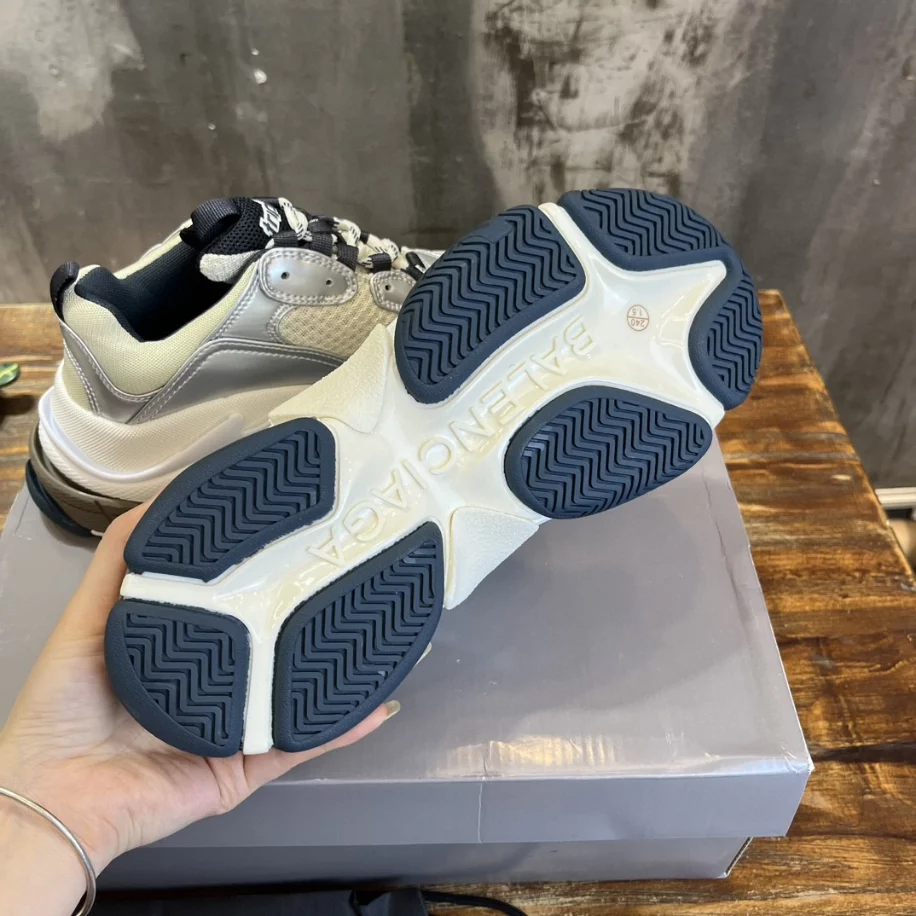 BALENCIAGA WOMEN’S TRIPLE S SNEAKER IN BLACK/WHITE/SILVER – BB256 - 图片 4