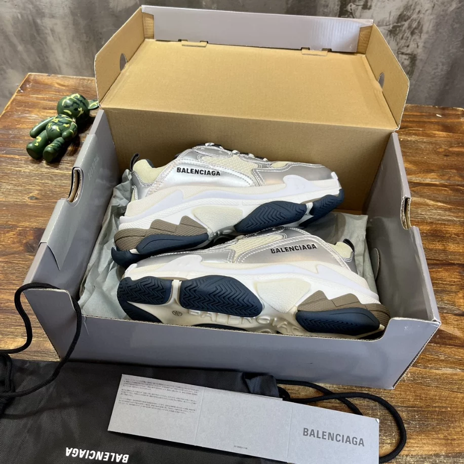 BALENCIAGA WOMEN’S TRIPLE S SNEAKER IN BLACK/WHITE/SILVER – BB256 - 图片 5