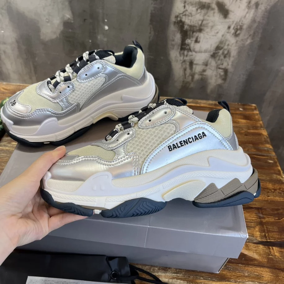 BALENCIAGA WOMEN’S TRIPLE S SNEAKER IN BLACK/WHITE/SILVER – BB256 - 图片 6