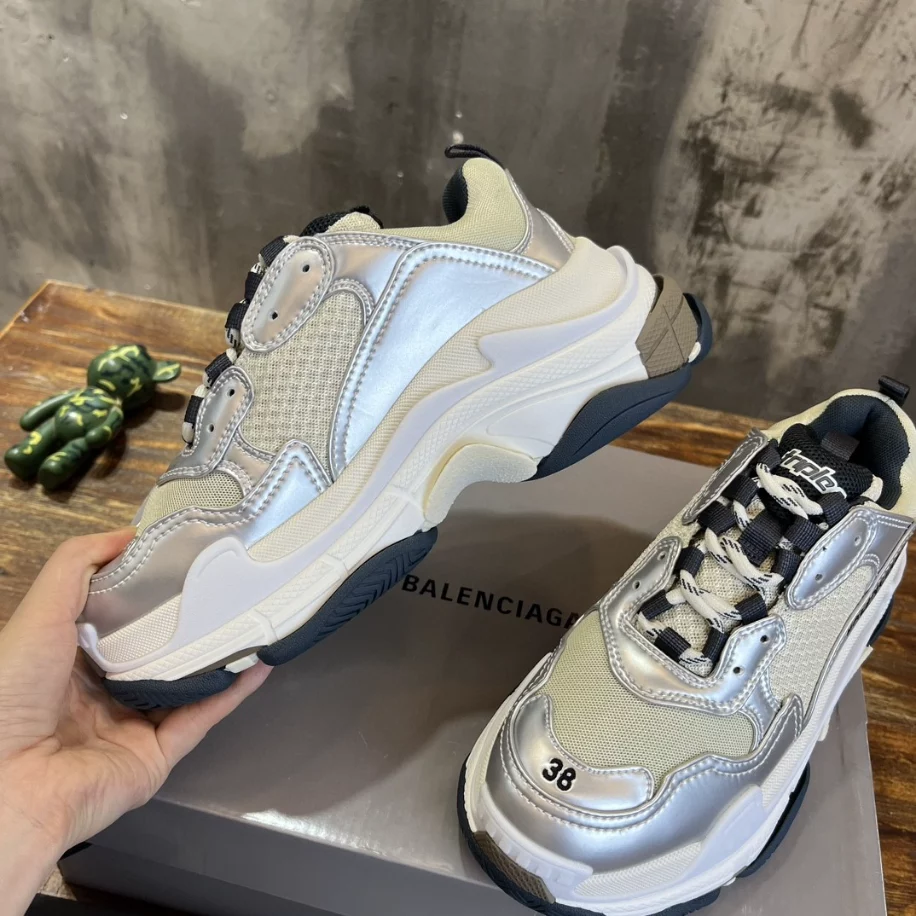 BALENCIAGA WOMEN’S TRIPLE S SNEAKER IN BLACK/WHITE/SILVER – BB256 - 图片 7
