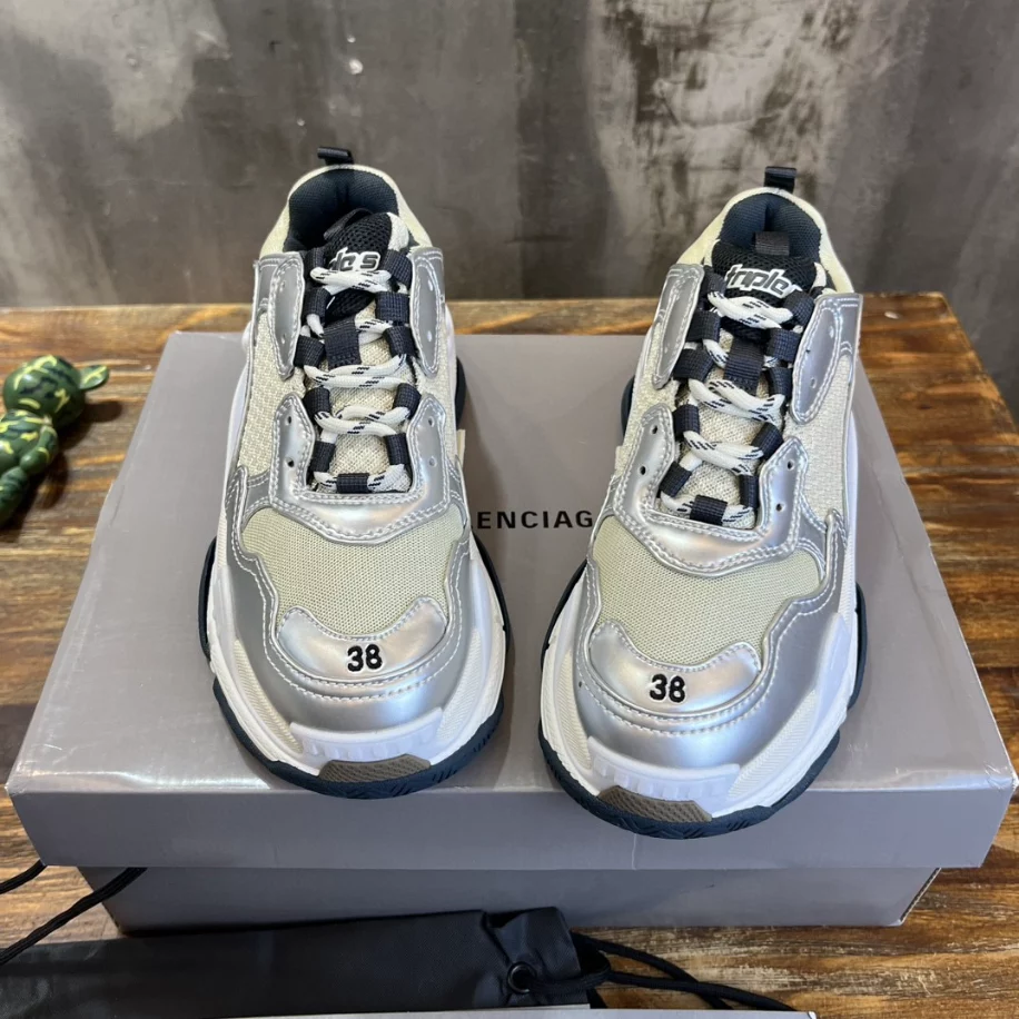 BALENCIAGA WOMEN’S TRIPLE S SNEAKER IN BLACK/WHITE/SILVER – BB256 - 图片 8