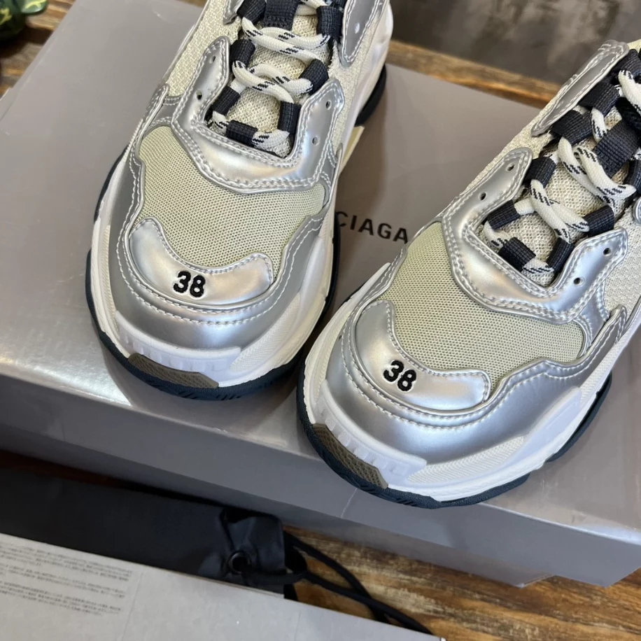 BALENCIAGA WOMEN’S TRIPLE S SNEAKER IN BLACK/WHITE/SILVER – BB256 - 图片 9